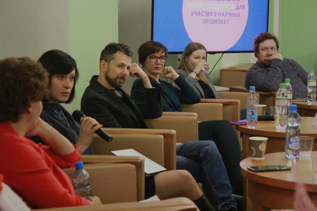 Иллюстрация к новости: Оксана Запорожец и Варвара Кобыща приняли участие в дискуссии про вовлечение студентов в научную работу