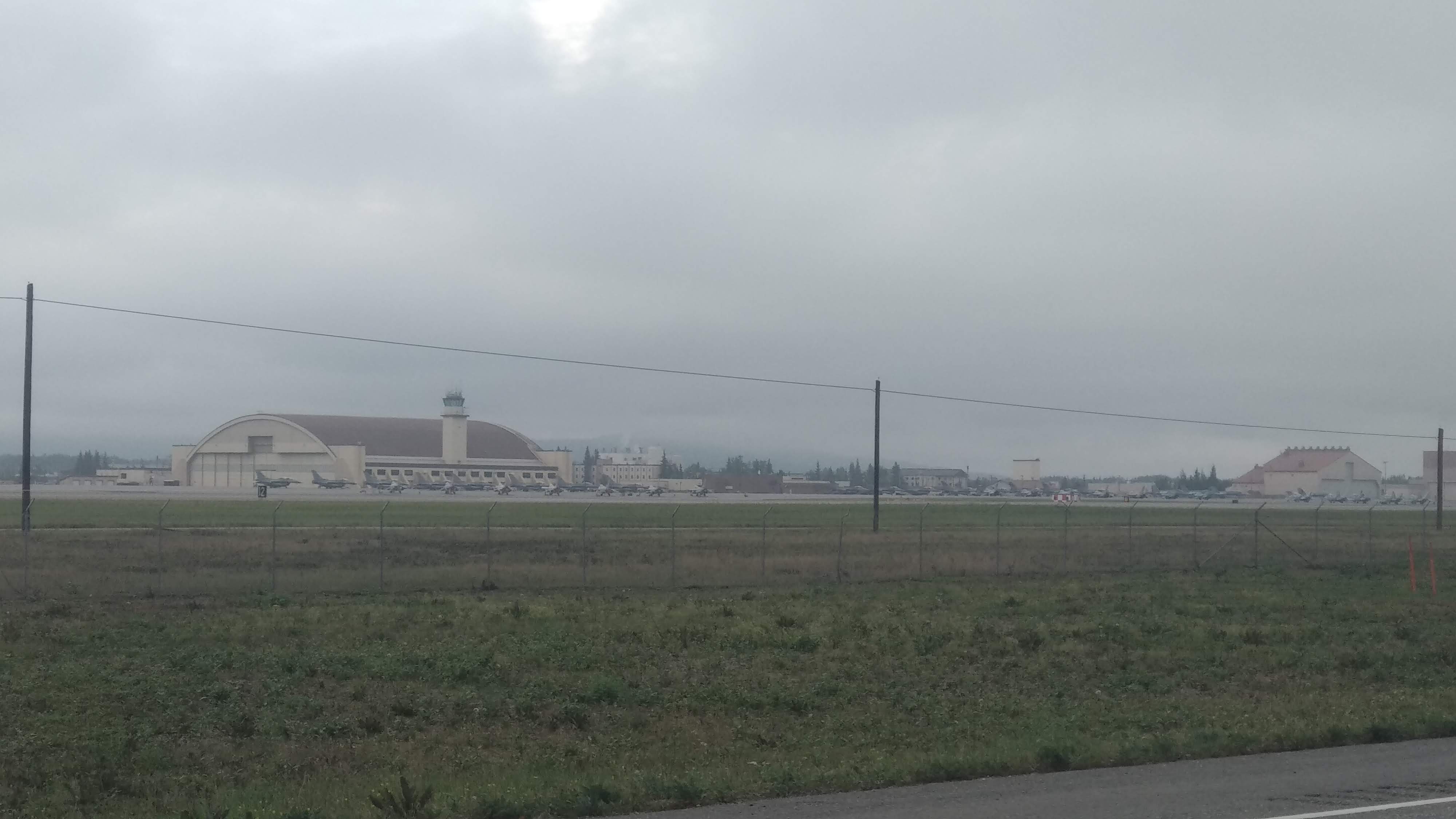 Вид на военную базу Эйлсон с Трансаляскинской магистрали Вид на военную базу Эйлсон с Трансаляскинской магистрали
