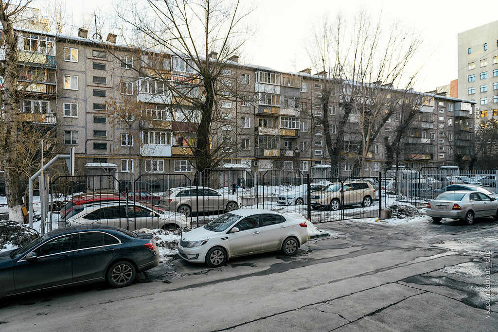 Парковка во дворе жилого дома, г. Челябинск